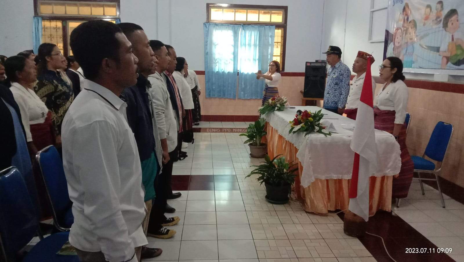 Sekretaris Dinas Pendidikan Pemuda dan Olahraga Kabupaten Manggarai Wensislaus Sedan,S.Pd.,M.Si di dampingi Kepala Bidang Pembinaan SD Theresia T.D Stepi, SH.M.Hum, membuka kegiatan di Aula Efata 